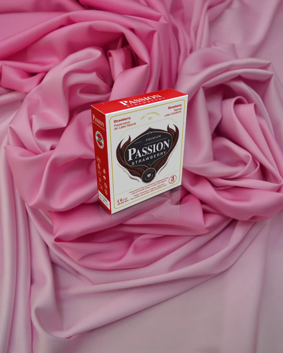 Cutie de prezervative PASSION Strawberry așezată pe o țesătură roz